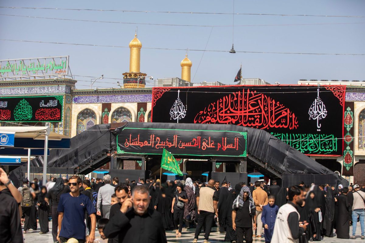 كوادر العتبة الحسينية الهندسية تنصب جسور قرب المرقد المطهر لتسهيل انسيابية حركة زائري الاربعينية