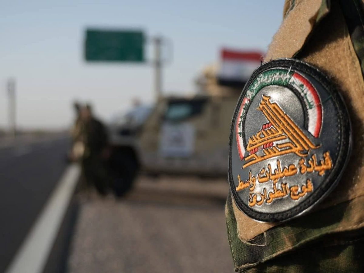 جهود متواصلة يبذلها أبناء الحشد الشعبي في مدخل منفذ زرباطية الحدودي خلال توافد زائري الاربعين