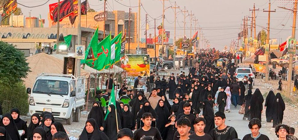 في مسيرة راجلة .. أتباع اهل البيت عليهم السلام يحيون مراسم زيارة الأربعين في منطقة سهل نينوى