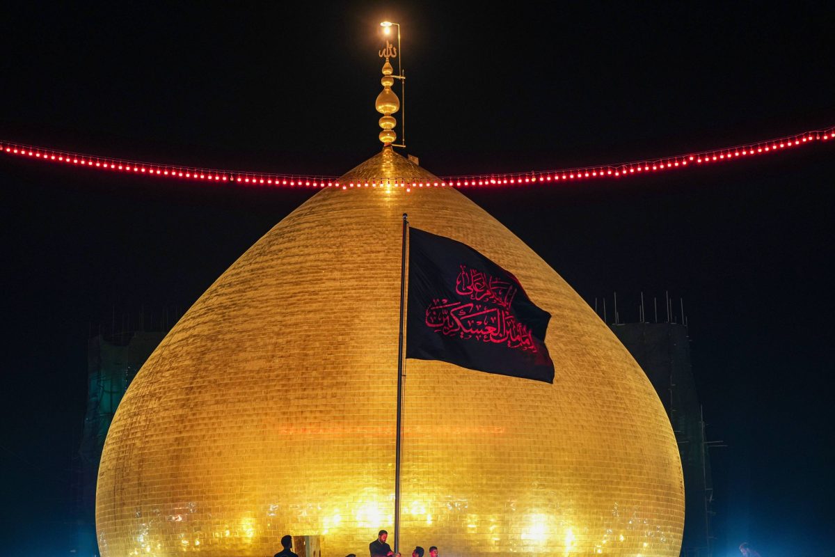 العتبة العسكرية المقدسة ترفع راية الحزن السوداء ايذانا ببدء ايام العزاء بذكرى شهادة الامام العسكري عليه السلام